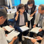 由講師設(shè)計(jì)需求，主管們擔(dān)任不同的顧客角色，來(lái)回溝通，讓接下來(lái)的遊戲環(huán)節(jié)能激發(fā)團(tuán)隊(duì)合作的效能。