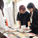 『讓書本繼續(xù)去旅行』透過捐贈及二手書交換，＃共享_共好，感謝當(dāng)日許多熱心的家族好友，並贈送專屬明信片，投遞郵筒，創(chuàng)造回憶。