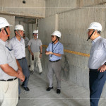 由新業(yè)建設(shè)創(chuàng)辦人 穆椿松先生(右一)與新業(yè)建設(shè) 卓勝隆董事長(zhǎng)(右二)偕同建築師與工程師，樓層的巡視與檢討，時(shí)刻以住宅為念。