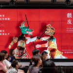 影窗中，戲偶躍然而上，跟著＃傳承百年 工藝師傅，看皮影聽故事，藉燈取影，述說代代相傳故事。