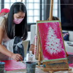 鮮豔的紅色底色搭配純白的聖誕樹，就像代表著感恩與希望，在聖誕節(jié)前夕，傳遞愛與期望。