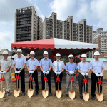 新業(yè)建設(shè)-名譽(yù)董事長(zhǎng) 穆椿松(左四)、董事長(zhǎng) 卓勝隆(右三) 偕同土地銀行-經(jīng)理 黃哲雄(右四)，與新業(yè)職人團(tuán)隊(duì)，一同為【大塊藏硯】揭開(kāi)序幕。