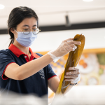 將粽葉的光滑面向內(nèi)，粗糙面向外，糯米較不會黏粽葉，擇兩片將蒂頭端與尾端交疊。