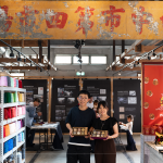 手拿自製綿密狀元糕，在第四市場的歷史招牌下，一起紀錄這場難忘的品味時光。