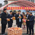 建築職人團(tuán)隊齊聚，心中滿懷期盼與感恩，將此份心意挾帶著一疊疊金紙，將此願直達(dá)天聽。