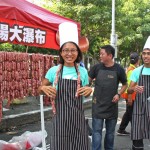 驚人的香腸瀑布，是否也頗有幾分裝置藝術(shù)的氣勢？在戴上獎(jiǎng)牌之前，不妨從工作人員手中接過香腸串，擺個(gè)Pose留念吧！