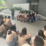 學(xué)員們圍坐於【新業(yè)宜家】庭院及石砌溜滑梯旁，聽建築師分享著種種規(guī)劃背後的考量，以建築而言，貼心的小細(xì)節(jié)將是引人注目的勝出關(guān)鍵。