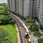 為了給新業(yè)家族與朋友一個難忘的夏日回憶，新業(yè)與【小蝸牛市集】合作，沿著保安十街人行道，將近60個攤位與餐車劃出一道彩虹般的微笑弧形。