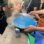 貌似黑膠唱片的「磨切片」，也是師傅做工時(shí)的好幫手！