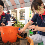 透過植樹活動落實減碳淨(jìng)零計畫，新業(yè)以實際行動展現(xiàn)對這片土地的關(guān)懷，為環(huán)境共生、守護生物多樣性而努力。