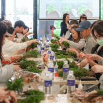 聖誕前夕，與新業(yè)家人午後相遇，綠意的松枝，素雅的乾燥花材，歡笑聲與聖誕歌聲交織，提前感受溫馨節(jié)日。