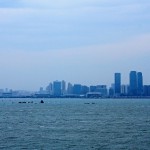 金門有許多小島，往來需乘船，儼然是一座海都。至金城鎮(zhèn)「水頭碼頭」搭船後，熟悉地理的夥伴遙指遠方，大夥兒才發(fā)現(xiàn)原來廈門離我們如此相近。