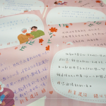 新業(yè)夥伴手寫溫暖祝?？?，希望長輩們在年節(jié)期間，也能讀到這份手心的溫度。