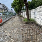 重新整頓的人行道，整平之後，綁上一座座街道家具的骨架，是提供行人可以有多一些歇息的空間。