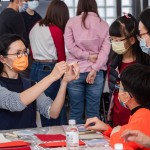 版畫藝術(shù)家細(xì)心的解說各種雕刻刀的使用方法及注意事項(xiàng)，手應(yīng)該擺放的位置，每一步驟都非常講究，完成作品的同時(shí)更要注意安全！