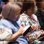 記錄著藝術(shù)家說(shuō)的一字一句，句句都是腳踏實(shí)地、深入人心的啟發(fā)，就像是藝術(shù)家分享著所記錄的種種美好片刻。