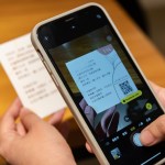 翻開小禮後，驚喜地發(fā)現(xiàn)一張問候小卡，也是一張真摯的邀請(qǐng)，透過品味食光、職人手作、藝文沙龍等活動(dòng)，享受與「生活之美」交心的時(shí)刻。