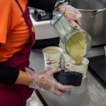 「半流質飲食」是對於牙口不好的長者們，志工們需將當天的菜餚打成泥，讓長輩
 也能均衡的攝取每日所需的營養(yǎng)。 