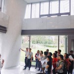 曲柱可說是【觀峰】的生命之樹，高達(dá)兩層樓的大柱子，每根柱子的曲線皆不同，也各自由鏡面牆完美貼合，自然而然幾無破綻，每一根柱體、每一面牆，各成一道獨(dú)特風(fēng)景。