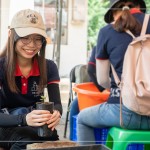 收到上一組的小苗盆後，用雙手微握黑軟盆，輕輕落放在磚塊上，敲5下，讓黑軟盆中的介質(zhì)土壤緊實(shí)。