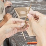 利用銅管將陶風(fēng)鈴物件穿洞，待高溫?zé)u後，使用麻繩將物件串起，串起一串手感陶風(fēng)鈴。