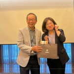 感謝陳慧如老師帶來(lái)紮實(shí)又豐富的課程內(nèi)容，由新業(yè)建設(shè)卓勝隆董事長(zhǎng)致贈(zèng)伴手禮品。