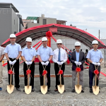 新業(yè)建設(shè) 穆椿松 名譽董事長(左四)、卓勝隆 董事長(右三) 偕同土地銀行經(jīng)理 黃哲雄(右四)，與新業(yè)職人團(tuán)隊，於5/16吉日一同為【微丘森鄰】揭開序幕。