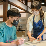 老師細心解說雕刻刀的使用技巧與注意事項，從握刀的姿勢到雕刻的角度，為光影帶來不同的風情與變化。