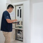 電器開關(guān)箱說明各室空間與設(shè)備，並提供水電線路配置圖，特別在廚房與客廳設(shè)置「不斷電系統(tǒng)」的紅色插座，即使遇到突發(fā)停電，也能持續(xù)供電。