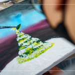 畫筆下恣意揮灑的聖誕樹，翠綠的松葉上佈滿層層的白雪，在夜空的照映下，更顯樹梢上溫暖的希冀。