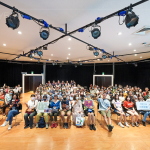 留心日常畫面，以一貫真誠的目光，用攝影作出回應(yīng)。藉由拍照，交換了拍攝者與被攝者之間的互相信任，以及人們回頭凝視土地的視線。