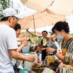 新業(yè)卓勝隆董事長(左一)也偕同妻子前來盛夏市集Fun一下，充滿檸檬餘韻觸動味蕾的風(fēng)味，是健康又消暑的飲品推薦款！