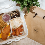 致上T2 Café特製輕食餐盒，可口扎實(shí)的墨式雞肉烤餅及濃厚的巧克力布朗尼，為集中精力的手作活動(dòng)後帶來一份愜意的午茶時(shí)光。 