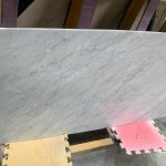 待石材半成品出爐後，更需要經(jīng)過(guò)嚴(yán)格的人工檢驗(yàn)，例如磨邊圓弧度及平整光滑度，通過(guò)職人的審視才能過(guò)關(guān)！