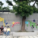 築起一座座小小的山丘，承載著各類小動物們，將一面泥灰的牆面賦予繽紛的生命力，並傳達(dá)『生命關(guān)懷、愛物惜物』的感恩之心給所有孩子們。(圖中間為藝術(shù)家張婷雅)