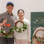 在花草香之間，感受放慢心緒的節(jié)奏，將花圈掛至家中門(mén)前，一份門(mén)前的問(wèn)候，為冬日增添另一份美好。