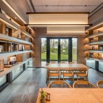 有舒心的中庭森林環(huán)繞，咫尺之間盡享書香與綠意，不僅適合一個(gè)人恣意閱讀，圖書室也是鄰里友善話家常的空間。