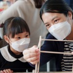 家長(zhǎng)們帶著孩子，細(xì)心解說(shuō)燈籠組裝的細(xì)節(jié)，從抽象的想像慢慢進(jìn)展為具體的藝術(shù)
作品。