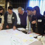 小組互相輪流觀摩討論，意外發(fā)現(xiàn)別組團隊的分析與創(chuàng)意思考，激發(fā)更多可行的解決方案。(圖左三為新業(yè)建設(shè)創(chuàng)辦人-穆椿松 先生)