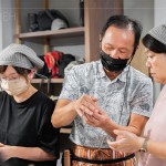 用虎口按壓，精準的包覆甜蜜麥芽內(nèi)餡，透過執(zhí)行長的細心教學，一顆顆手作太陽餅即將熱騰騰出爐囉!