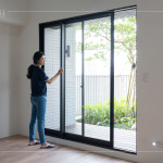 細心檢查窗戶開關(guān)是否順暢，窗框有無損傷，層層守護，讓住戶擁有安心舒適的居家生活。