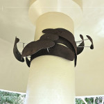 蘑菇亭內(nèi)上方，由藝術(shù)家-張婷雅 創(chuàng)作，以金屬環(huán)繞的藝術(shù)品點(diǎn)綴，靈感來自年輪、巢穴的形狀，夜裡燈光落下，更為這座涼亭增添一抹優(yōu)雅與靜美。