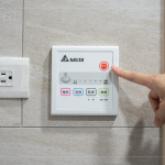 浴室「多功能涼暖風(fēng)機」，呵護全家人的需求，冬日保暖不溼冷，夏日降溫不燥熱，維持室內(nèi)的乾燥與空氣清新。 