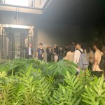 公共設(shè)施的外廊道，有計(jì)畫地被綠意填滿，彰顯建築造園的有機(jī)性，以及與自然共存共榮的必要性。有了植栽的陪伴，不僅能自在呼吸，也能在吐納之間品味純?nèi)恢馈?>
										<div   id=