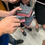 除了大型切磨機(jī)、角磨機(jī)及磨切片，師傅手中的小小鋼刷在磚石上來(lái)回「消磨」，也能呈現(xiàn)石材自然風(fēng)化的紋路面，賦予石材一層細(xì)緻的質(zhì)感。