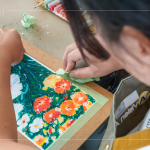 最後將固定紙膠帶撕除，除了固定畫(huà)紙，更保留相框感白邊，讓作品看起來(lái)更完整、精緻，如同裱框的畫(huà)作。