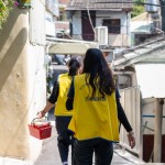 穿梭在街頭巷弄之間、爬樓於老公寓之中，志工們腦海彷彿有一張捷徑地圖，各個擔上使命必達的責任，快速地將便當送到長輩們的手中。