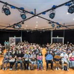 睽違許久的沙龍聚會(huì)，高舉老師的作品小卡，記錄下難能的相聚時(shí)光。