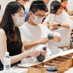 棉繩一繞一繞地將藥草球綁緊，可當(dāng)成日常小物，透過(guò)捶打、按壓，達(dá)到穴位放鬆，促進(jìn)身體代謝，更舒暢。