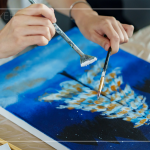 兩支畫筆重疊的刷墨，噴墨出不規(guī)則的白圓點，讓森林裡的聖誕樹多了許多白雪的襯托。